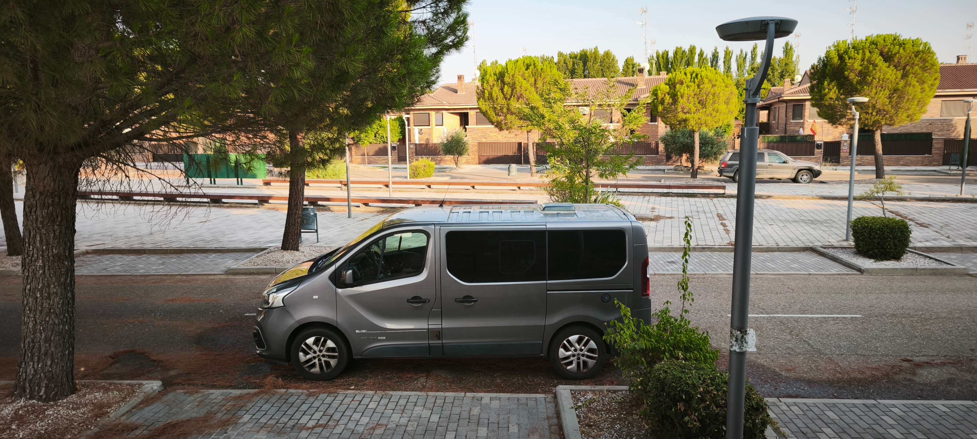 Renault Trafic Black Edition 120 CV camper homologada · 5 plazas-ad-promo-imagen